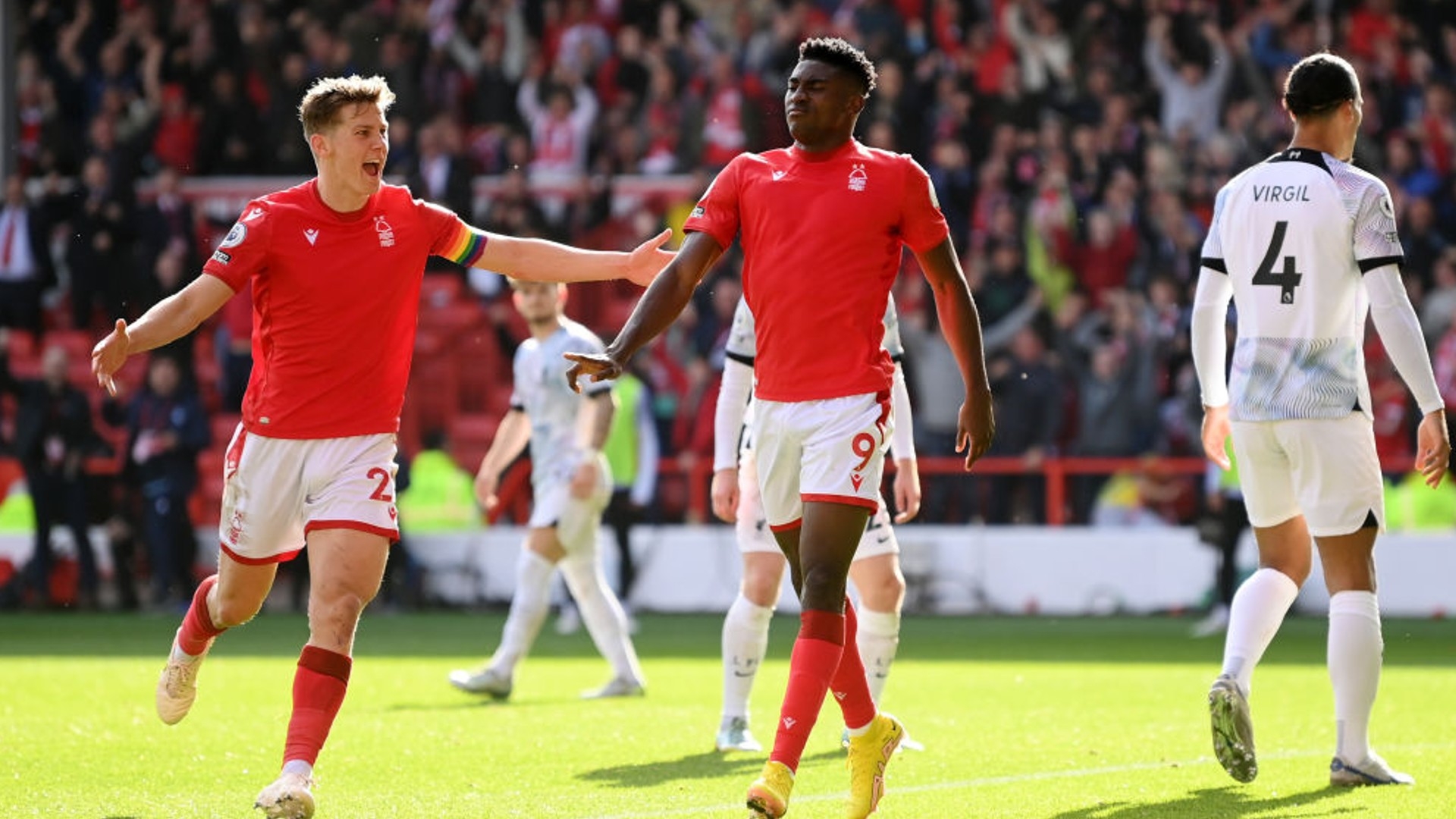 他进一步展 他进一步展